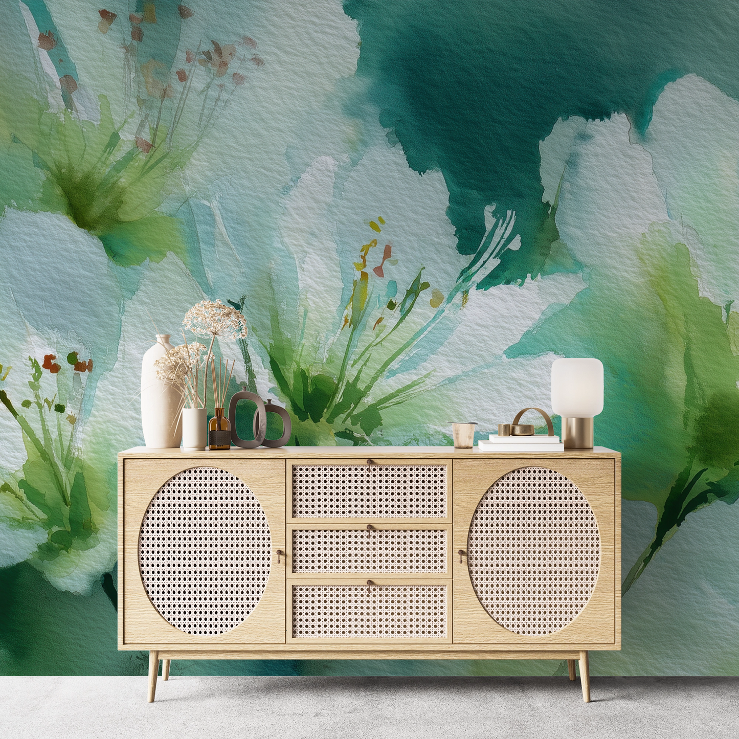 Aquarell-Blumentapete in Weiß und Grüntönen – selbstklebende Vliestapete, florales Wanddesign von Wall of Nova