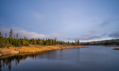Naturidylle am See – Selbstklebende Vliestapete | Wall of Nova