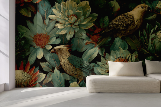 Digitaltapete mit tropischen Vögeln und üppigen Blüten in Grün, Terrakotta und Beige auf dunklem Hintergrund