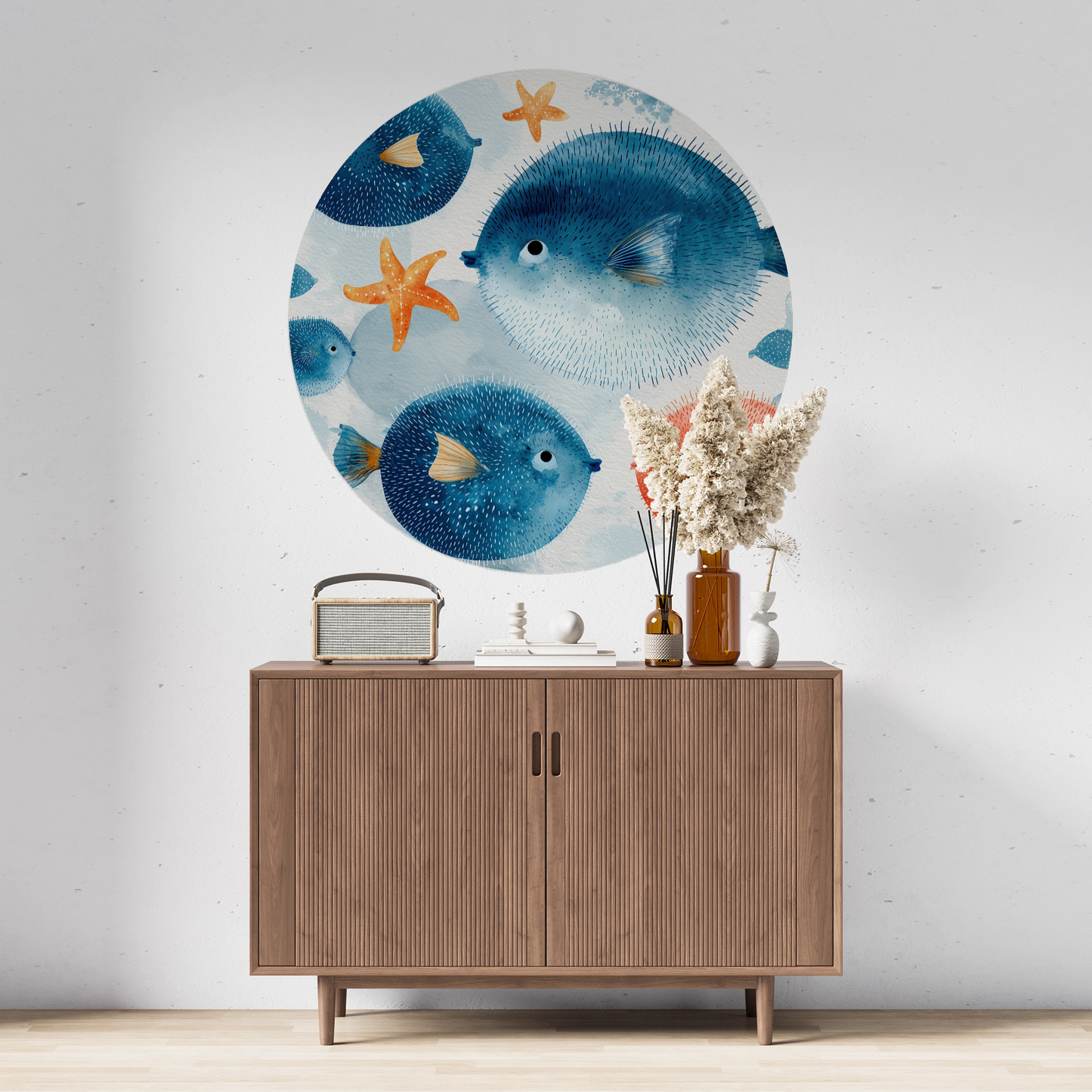 Runder selbstklebender Wandsticker mit illustrativen Kugelfischen im modernen maritimen Aquarellstil 