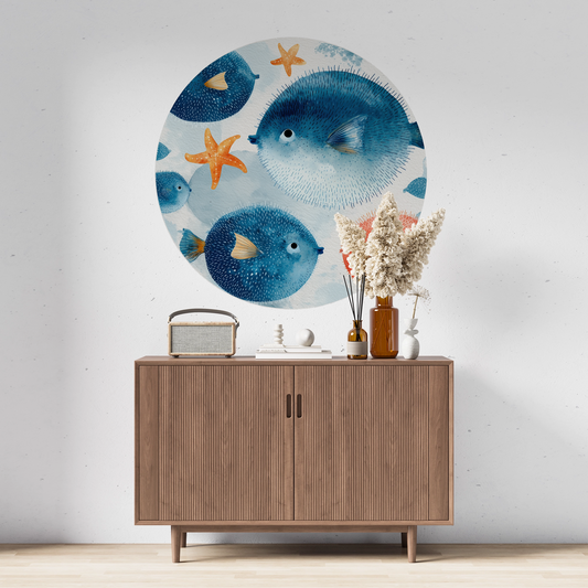 Runder selbstklebender Wandsticker mit illustrativen Kugelfischen im modernen maritimen Aquarellstil 