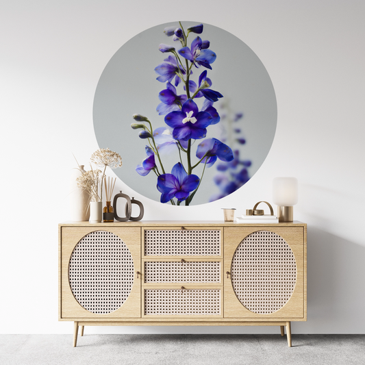 Runder Wandsticker mit blauer Delphinium-Blüte auf hellem Hintergrund, florales Motiv, selbstklebend