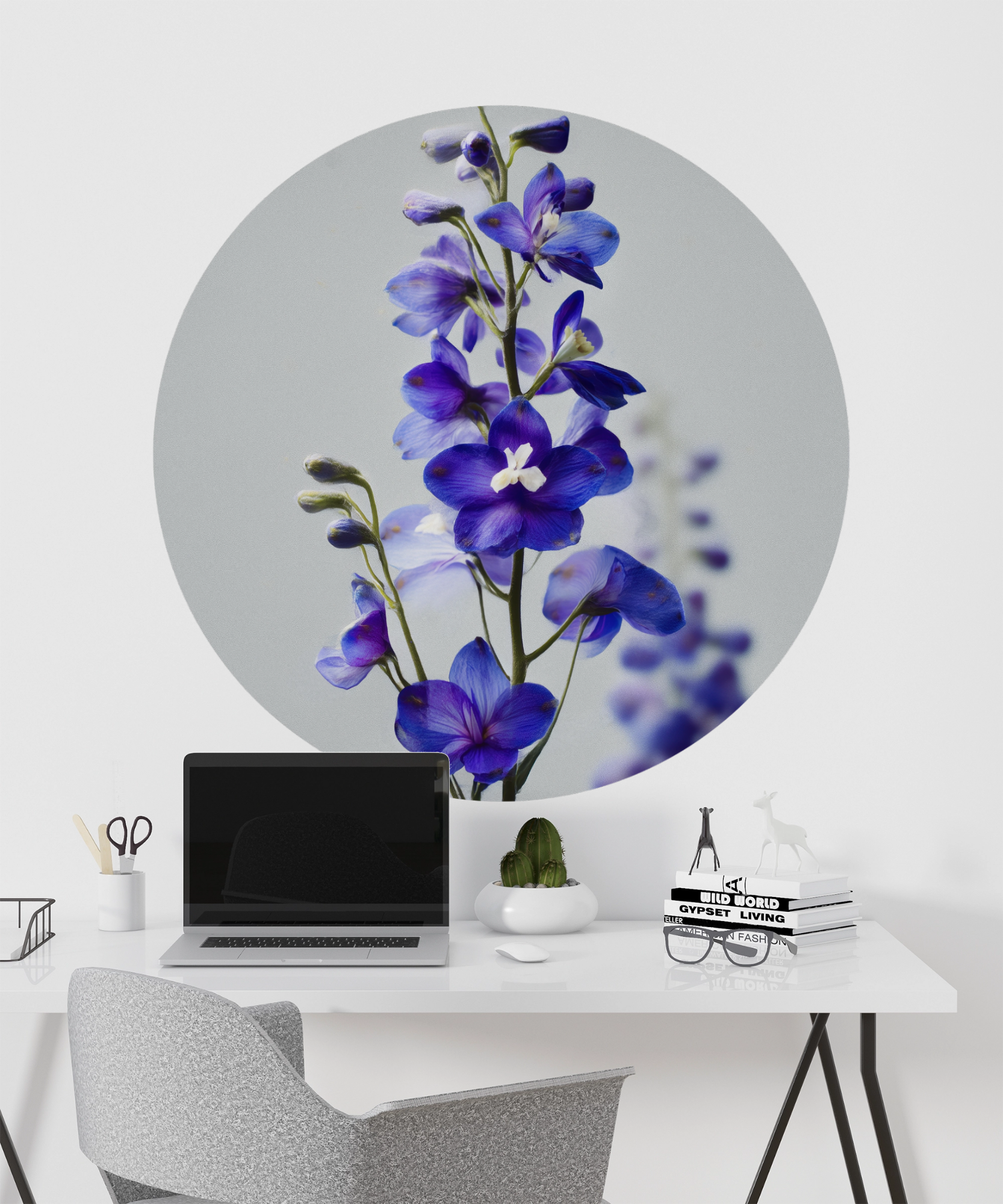 Runder Wandsticker mit blauer Delphinium-Blüte auf hellem Hintergrund, florales Motiv, selbstklebend