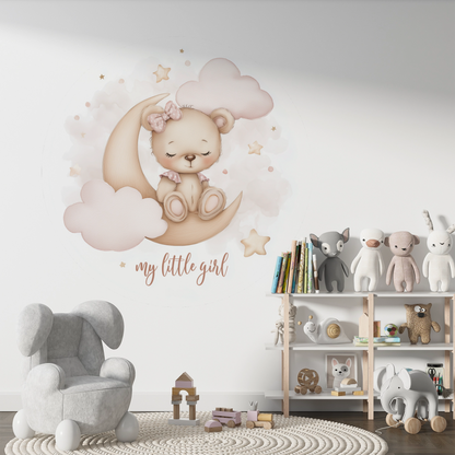 Runder Wandsticker „My Little Girl“ mit schlafendem Bär auf Mond, rosa Wolken und Sternen