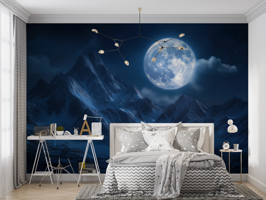 „Lunar Dreams“ mit Vollmond über Bergsilhouetten in dunklem Blau – stimmungsvolle Wandgestaltung für ruhige und kreative Räume.
