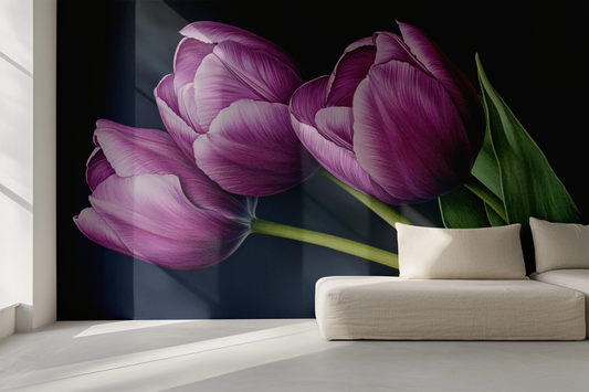 Tulpenpoesie – Elegante Digitaltapete mit Blumenmotiv in Violett und Nachtblau