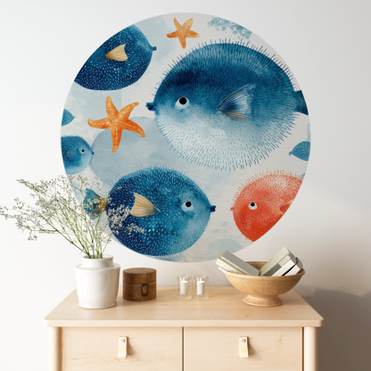 Runder selbstklebender Wandsticker mit illustrativen Kugelfischen im modernen maritimen Aquarellstil an heller Wand