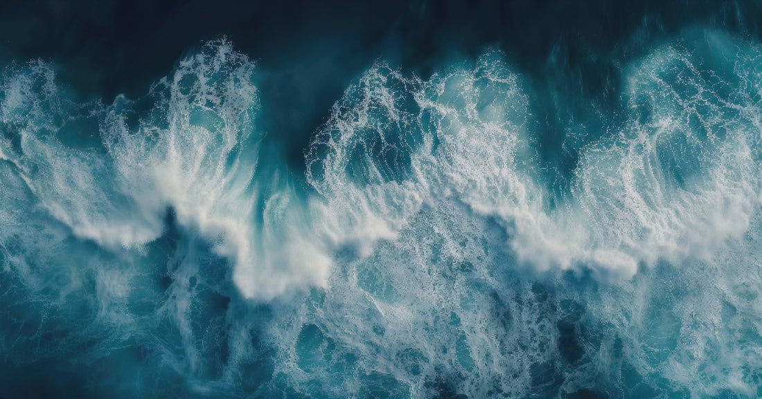 Abstrakte selbstklebende Vliestapete mit Meereswellen in Blau und Türkis – Ozeanische Kraft